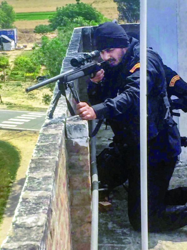 ਨਿਹੰਗਾਂ ਨੂੰ ਫੜਨ ਲਈ ਚਲਾਈ ਮੁਹਿੰਮ ਦੌਰਾਨ ਪੰਜਾਬ ਪੁਲਿਸ ਦੇ ਐਸ.ਓ.ਜੀ. ਕਮਾਂਡੋ।  ਪੀਟੀਆਈ