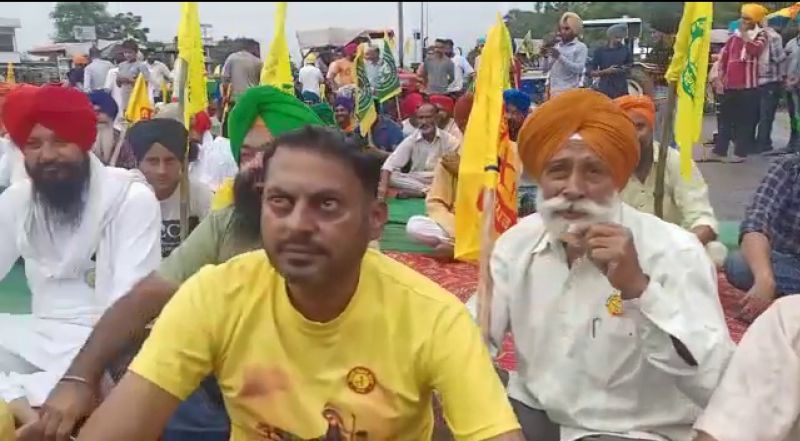  Farmers take up dharna from Chandigarh-Manali highway