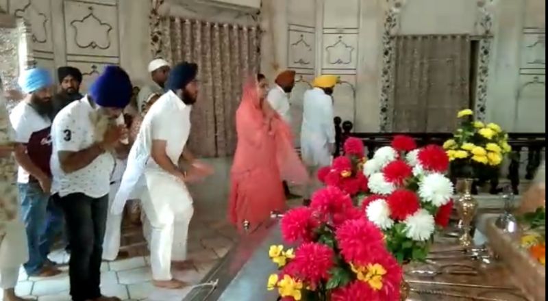 Badal family arrives at Sachkhand Sri Harmandir Sahib to pay obeisance