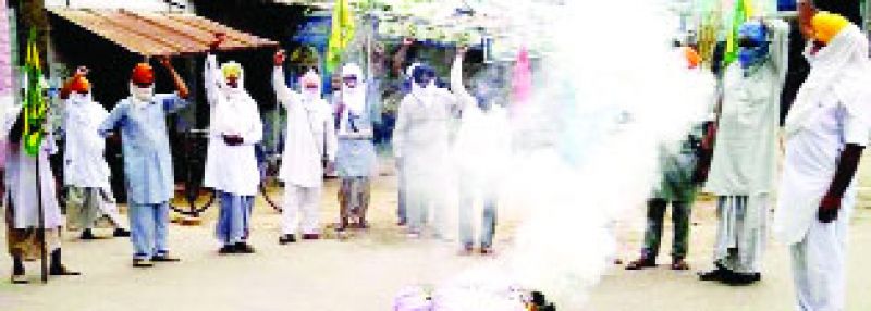 ਭਰਾਤਰੀ ਜਥੇਬੰਦੀਆਂ ਵਲੋਂ ਕੇਂਦਰ ਤੇ ਪੰਜਾਬ ਸਰਕਾਰ ਦਾ ਪੂਤਲਾ ਫੂਕਣ ਸਮੇਂ।