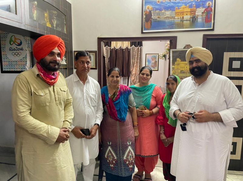 Navjot Singh Sidhu met the Family of Rupinder Singh