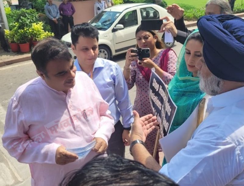 Sukhbir Badal and Harsimrat Badal protest for release of bandi Singhs