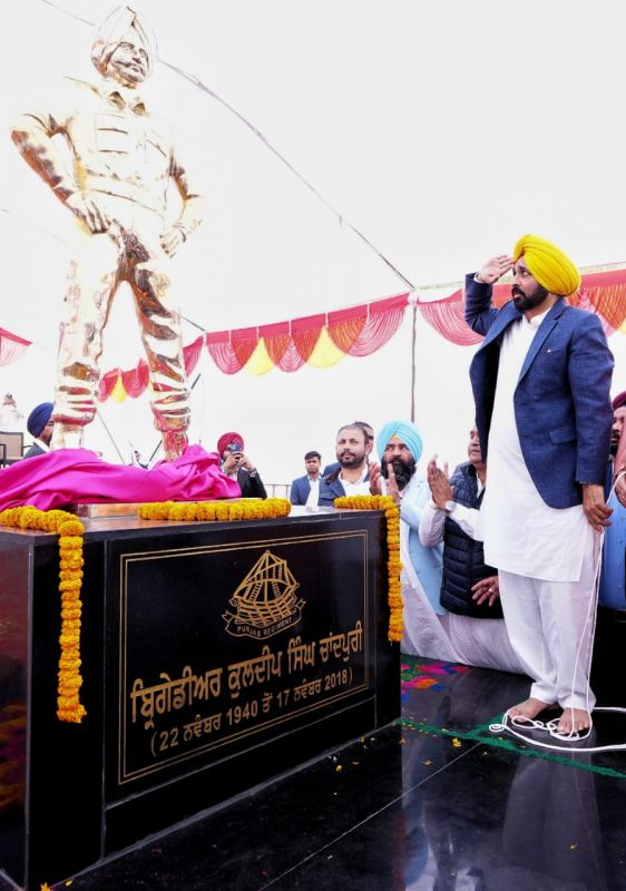  Chief Minister Bhagwant Mann unveiled the statue of 1971 war hero Brigadier Kuldeep Chandpuri.