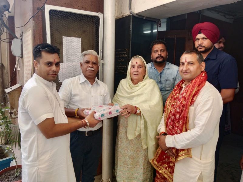  Chief Minister Bhagwant Mann's mother arrived for darshan at the temple of Sri Kali Devi