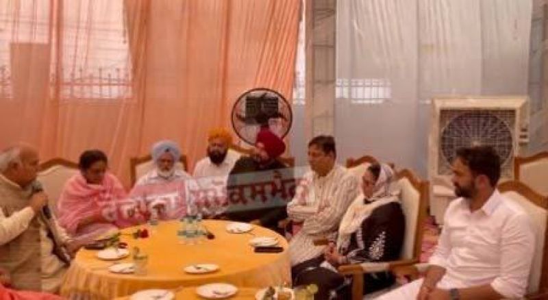 Navjot Singh Sidhu shared a photo with Congress leaders