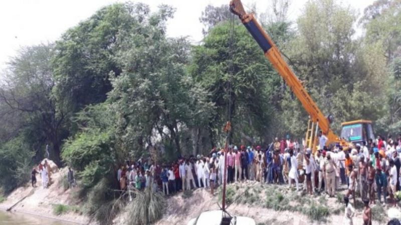 Death of four youths in a car collapsing in the canal