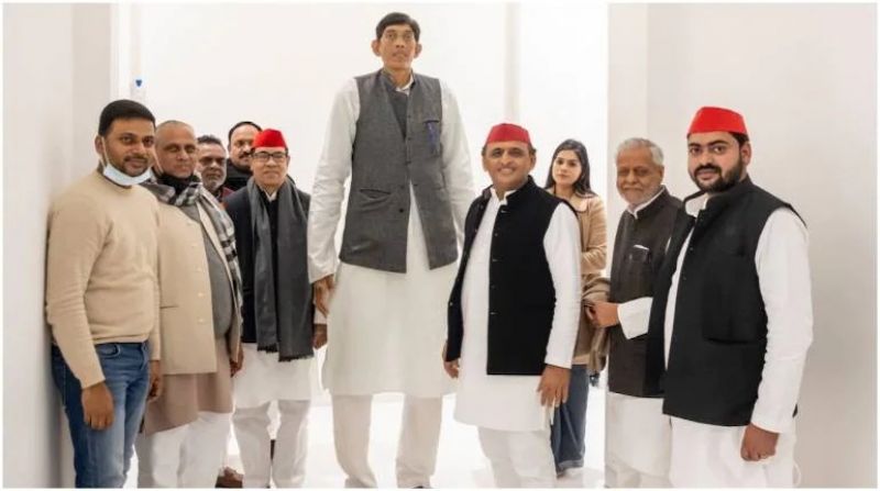 India's tallest man becomes part of Samajwadi Party