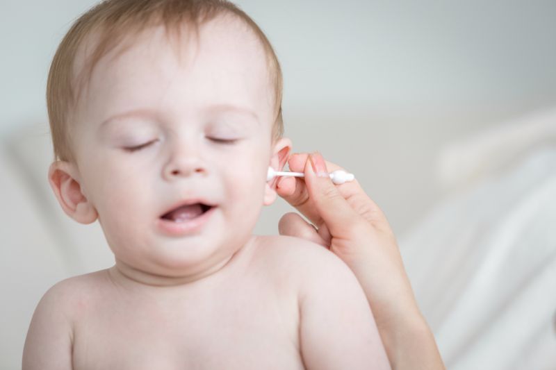  Use these precautions to remove dirt from a child's ear