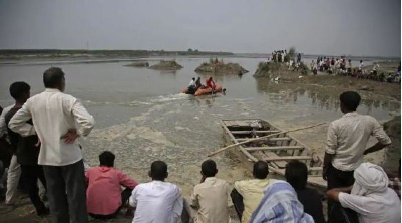 boat sinking in ganga