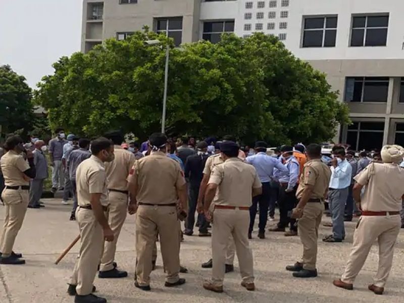 The PGI doctor who reported the theft of the mobile phone found the phone in his bag