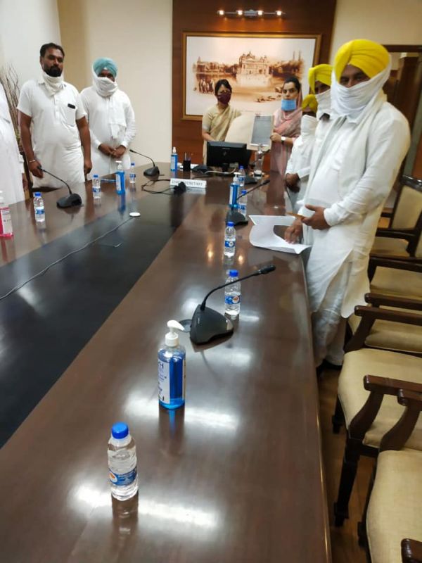 Baljinder Kaur handed over the memorandum to the Chief Secretary