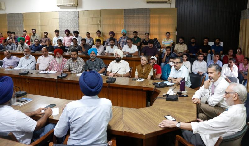 US EXPERT DELIVERS A TALK ON DIGITAL AGRICULTURE AT PAU