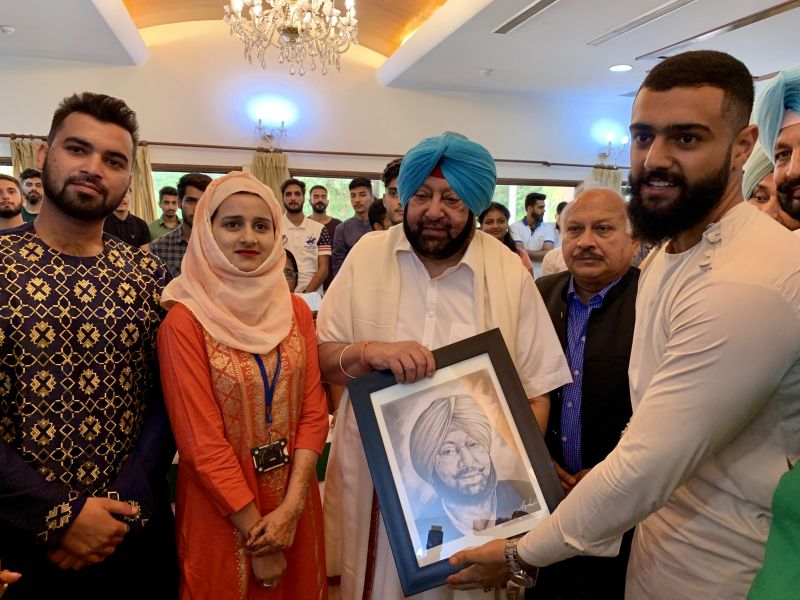 Captain Amarinder Singh hosts Kashmiri students on Eid