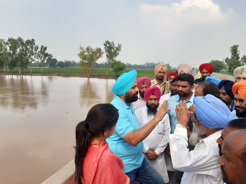 Sukhbinder Singh Sarkaria inspecting river Ghaggar during his visit to village Phulad in Sangrur district