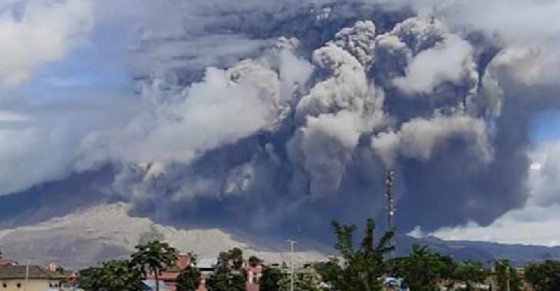  Indonesia volcano: Mount Sinabung spews 3 mile ash cloud in huge eruption