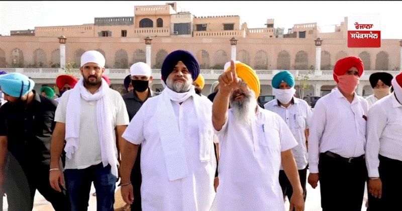 Badal family arrives at Sachkhand Sri Harmandir Sahib to pay obeisance