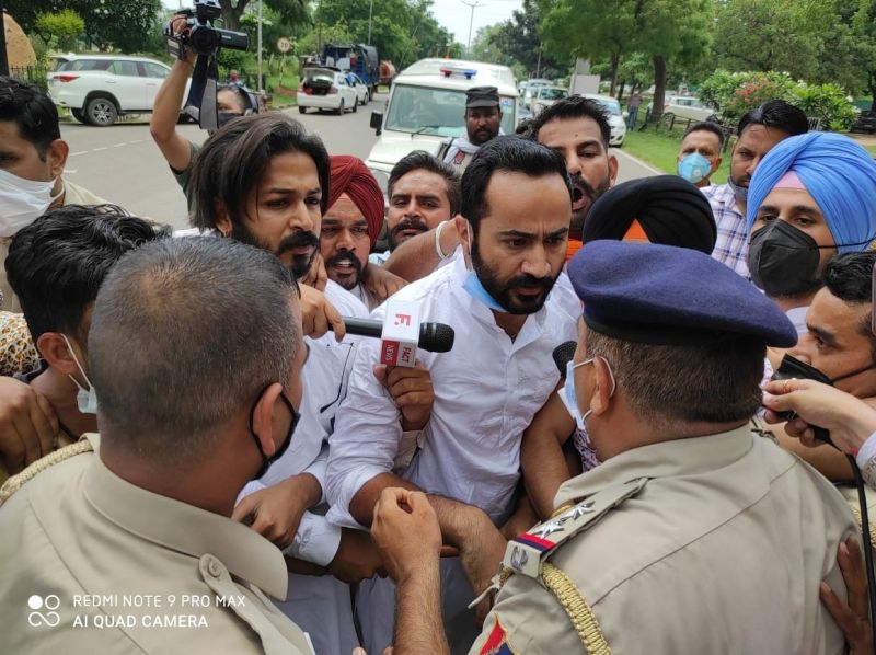 MLA Meet Hayer arrives to gherao CM's residence with para-athletes