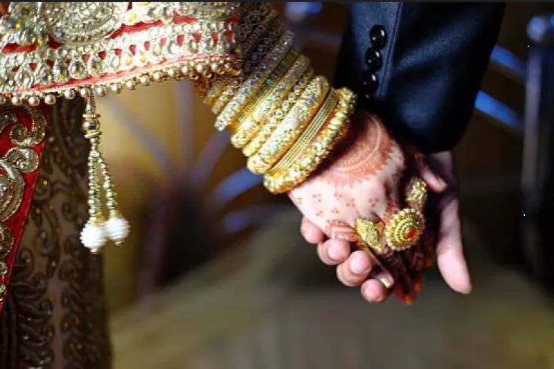 couple viral wedding card guest bring chair sandwich