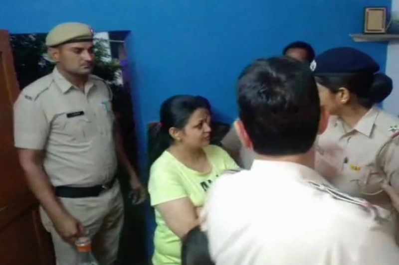 Women detained for throwing slipper at Navjot Singh Sidhu