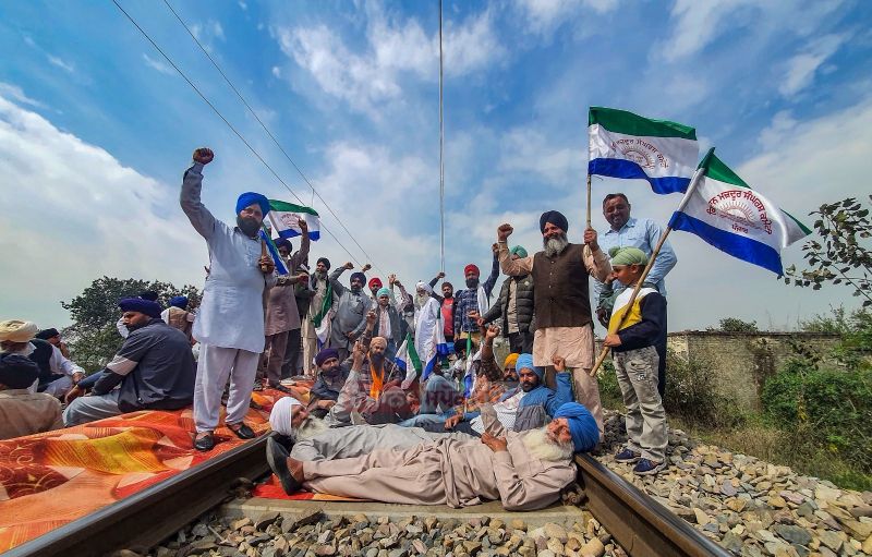 Farmers' stage four-hour ‘rail roko’ protest