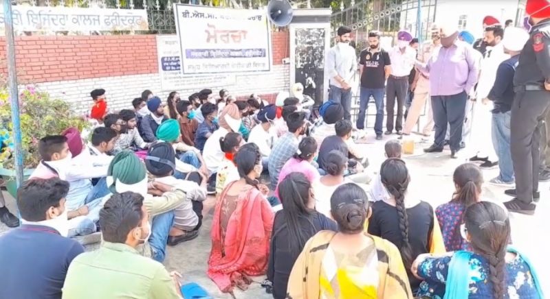 Students continue dharna to save BSC department of Government Barjindra College, Faridkot