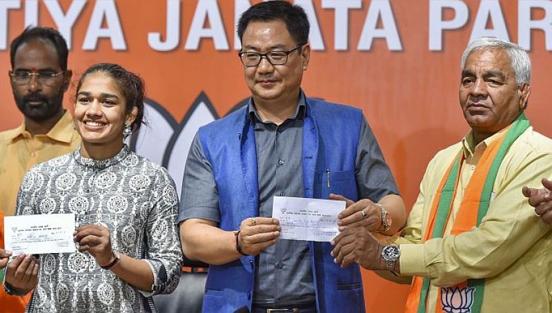 Wrestler Babita Phogat, father Mahavir join BJP
