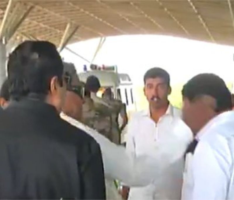 national congress leader siddaramaiah slaps a man in front of media video viral