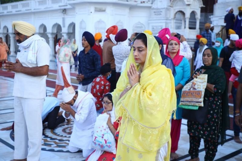 Sukhbir Badal pays obeisance at Darbar Sahib with his family