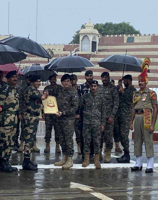 BSF and Pak rangers exchange sweets at International Border BSF and Pak rangers exchange sweets at International Border
