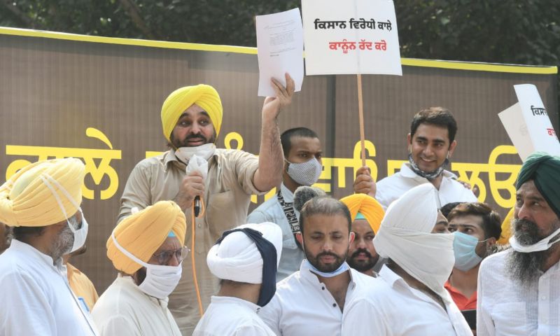 Kejriwal joins Punjab AAP's protest at Jantar Mantar 