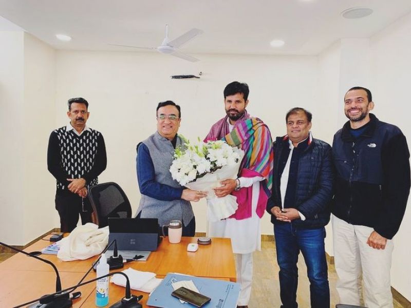 Raja Waring met Ajay Maken