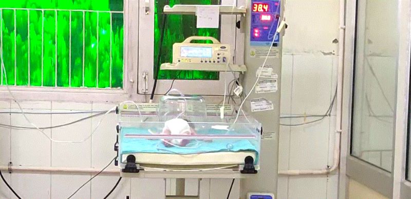 mother throw  her baby on the street without any clothes