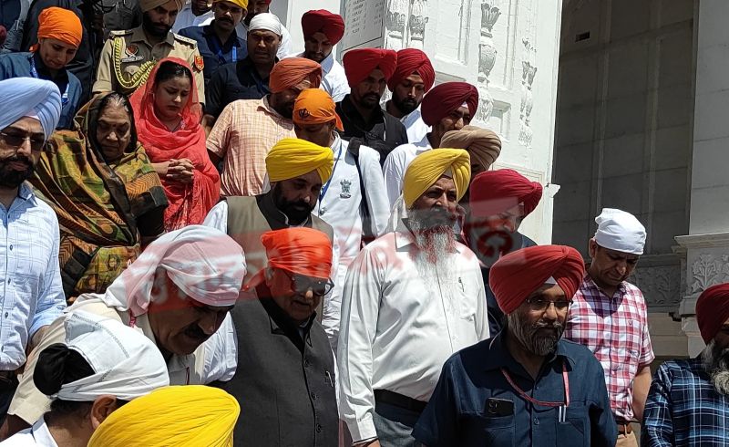 Punjab Governor CM Mann paid obeisance at darbar sahib 