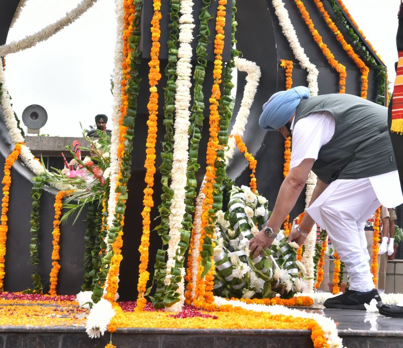 Captain Amarinder Singh pays floral tributes to the martyrs of the Kargil war 