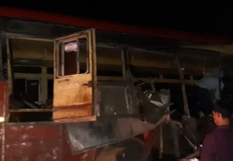 11 killed over 15 injured in truck bus collision in maharashtra