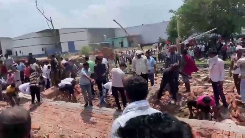 Suddenly the wall of the warehouse under construction collapsed