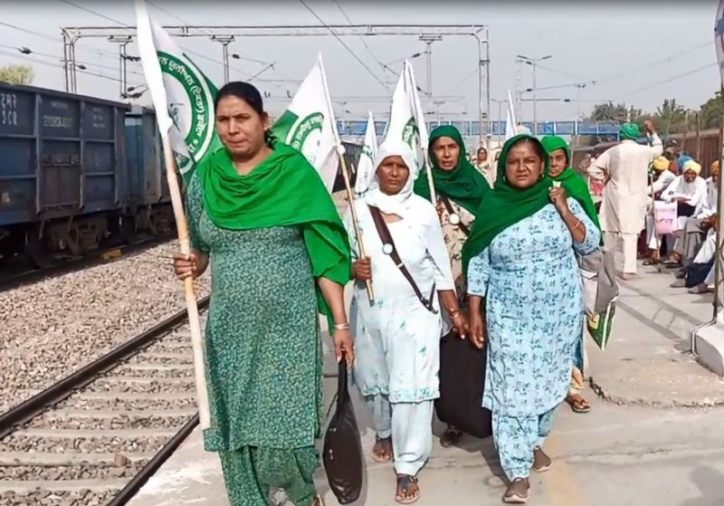 A large number of women Going to Delhi 