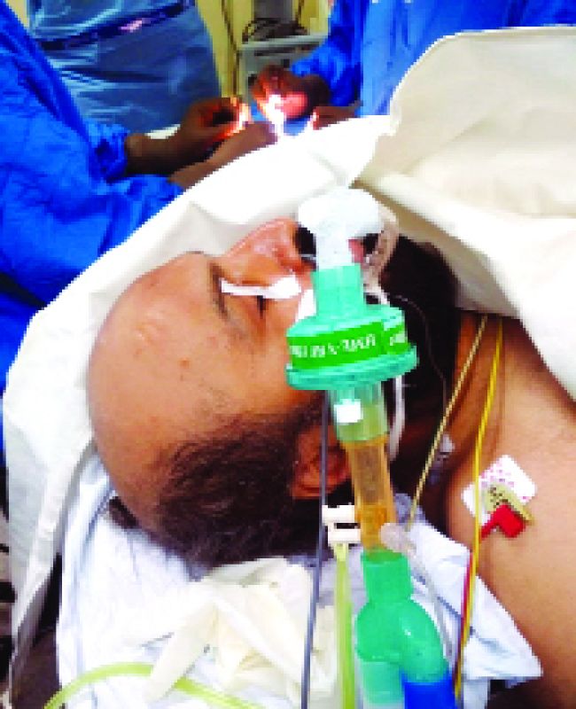 ਜ਼ੇਰੇ ਇਲਾਜ ਏ.ਐਸ.ਆਈ. ਹਰਜੀਤ ਸਿੰਘ ਅਤੇ ਹੱਥ ਦਾ ਆਪਰੇਸ਼ਨ ਕਰਦੇ ਪੀ.ਜੀ.ਆਈÊ ਦੇ ਡਾਕਟਰ। 