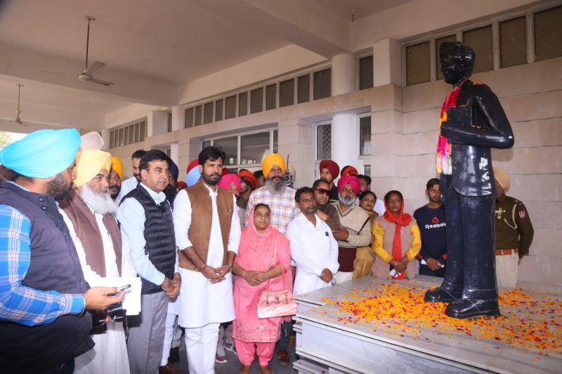 Transport Minister pays tribute to legendary revolutionary on 106th martyrdom day, visits ancestral house