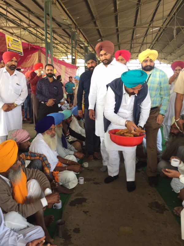 Sukhjinder Singh Randhawa langar sewa at Dana Mandi