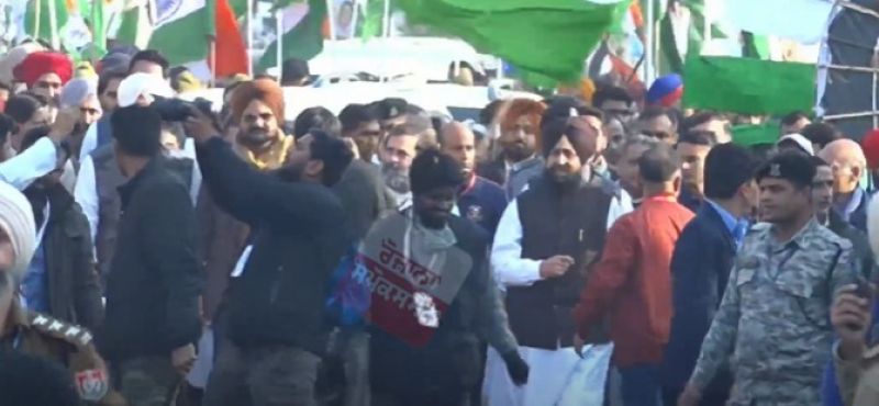  Moosewala's father, Rahul Gandhi, who joined the 'Bharat Joko Yatra', welcomed him with a hug