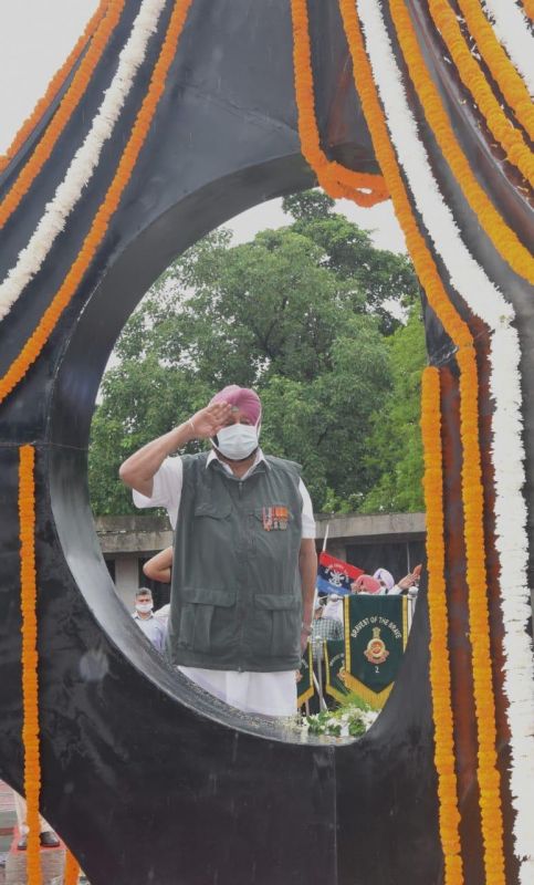 Punjab CM pays homage at Kargil War Memorial