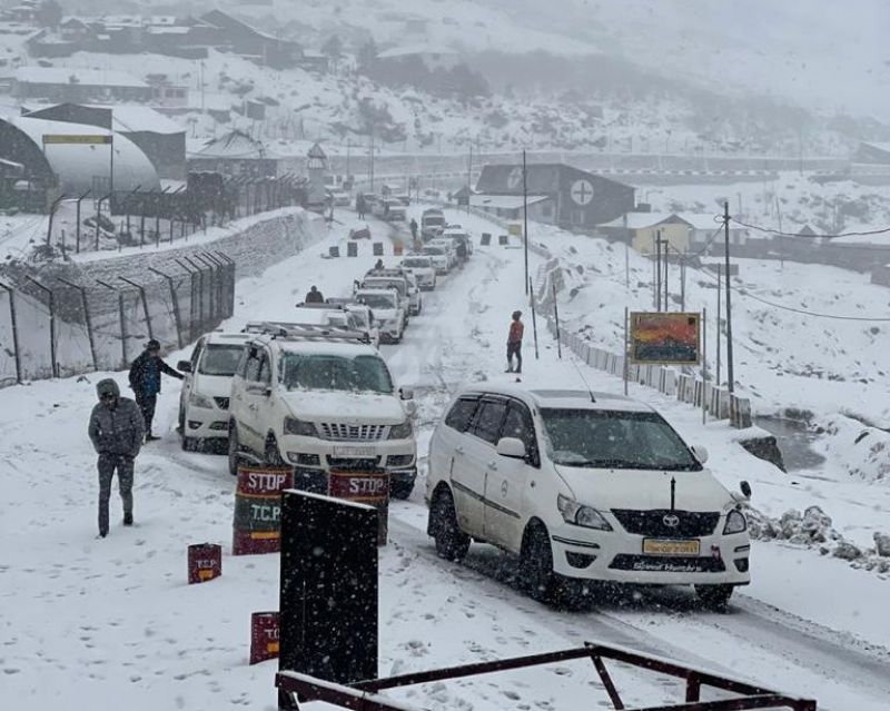 Army rescues tourists stuck in snowstorm