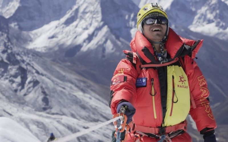  First blind Chinese mountaineer climbs Mount Everest