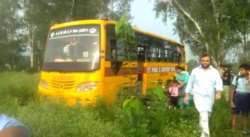 A truck hit a school bus in Dasuha, 1 student died