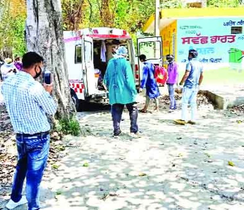 ਵਿਅਕਤੀਆਂ ਨੂੰ ਸ਼ੱਕ ਦੇ ਆਧਾਰ 'ਤੇ ਸੈਂਪਲਿੰਗ ਲਈ ਐਂਬੂਲੈਂਸ ਰਾਹੀ ਭੁਲੱਥ ਦੇ ਸਿਵਲ ਹਸਪਤਾਲ ਲਿਜਾਂਦੇ ਹੋਏ।