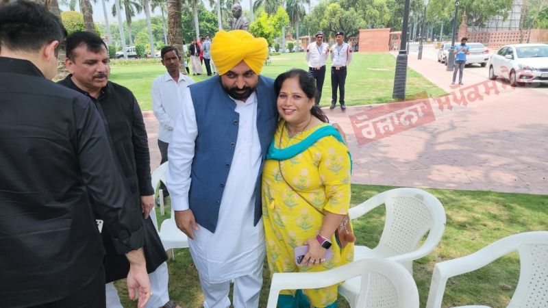 CM Bhagwant Mann joins AAP MP Sanjay Singh's Protest