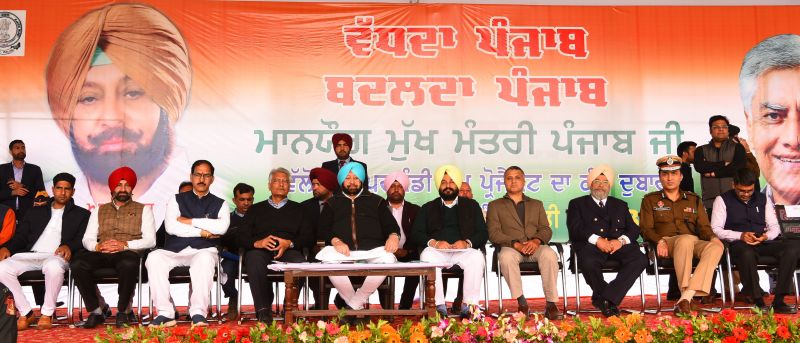 .Punjab Chief Minister Captain Amarinder Singh looking at Pathankot-1