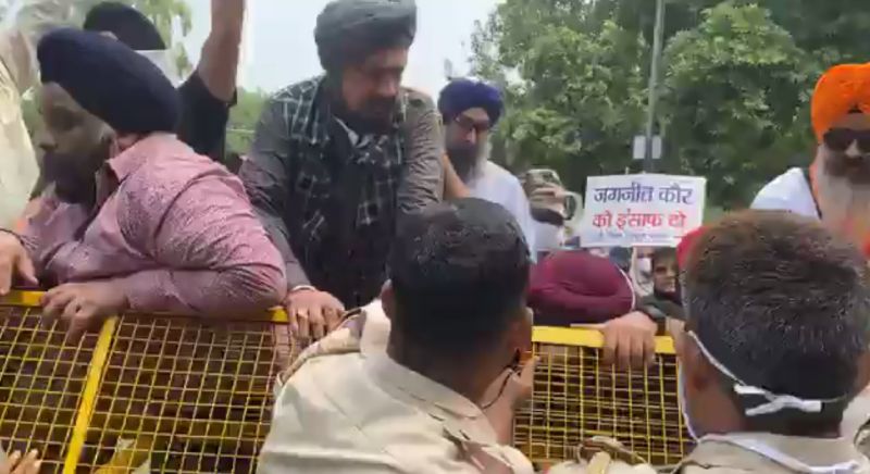 Delhi Sikhs protest outside Pakistan High Commission