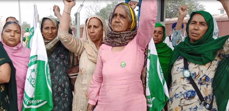 A large number of women Going to Delhi 